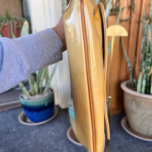 Louis Vuitton Vernis Thompson Shoulder Bag - Picture 6 of 8